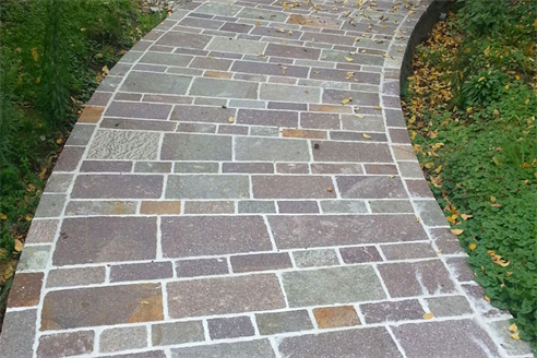 vialetto pavimentato in porfido trentino