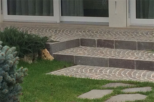 gradini con cordoni in porfido 