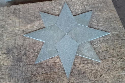 rosa dei venti in porfido del trentino 