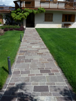vialetto in mattonelle di porfido 