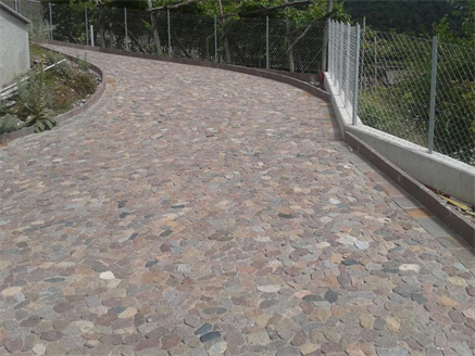 vialetto con ciottoli tranciati in porfido trentino