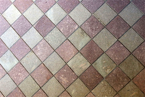 pavimento in porfido con piastrelle multicolore
