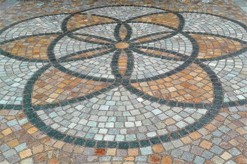 Design on pavement in cubes of porphyry