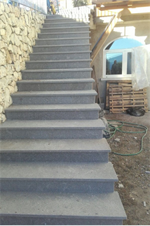 scalinata con gradini di porfido 