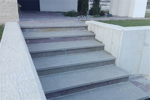 scalinata esterna con gradini di porfido 